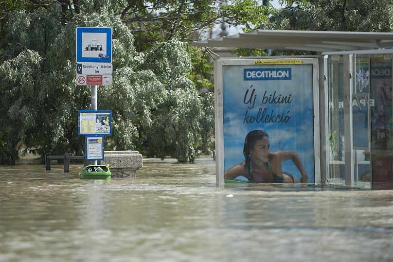 Víz alatt a villamosmegálló a Széchenyi István téren 2013-ban