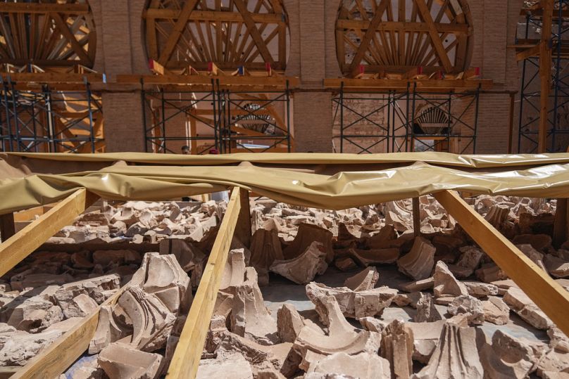 القطع المستعادة من المسجد الكبير في تنمل، الذي تعرض لأضرار كبيرة خلال زلزال 2023، في قرية تنمل الجبلية في الأطلس في تنمل خارج مراكش، المغرب