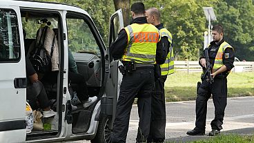 Symbolbild: Deutsche Polizisten überprüfen die Daten eines Lieferwagens aus Bulgarien in der Nähe der Grenze zu Belgien in Aachen, Deutschland, Montag, 16. September 2024.