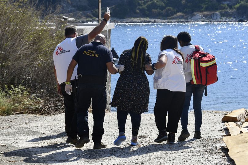 Yunan sahil güvenliği, 23 Eylül Pazartesi günü Yunanistan'ın Samos adası açıklarında bir göçmen teknesinin kazası sonrası hayatta kalan hamile bir kadını tedavi altına aldı.