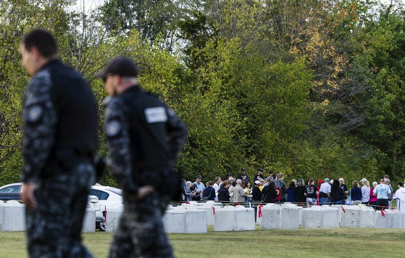 Tiltakozók és tüntetők a kivégzés előtti percekben