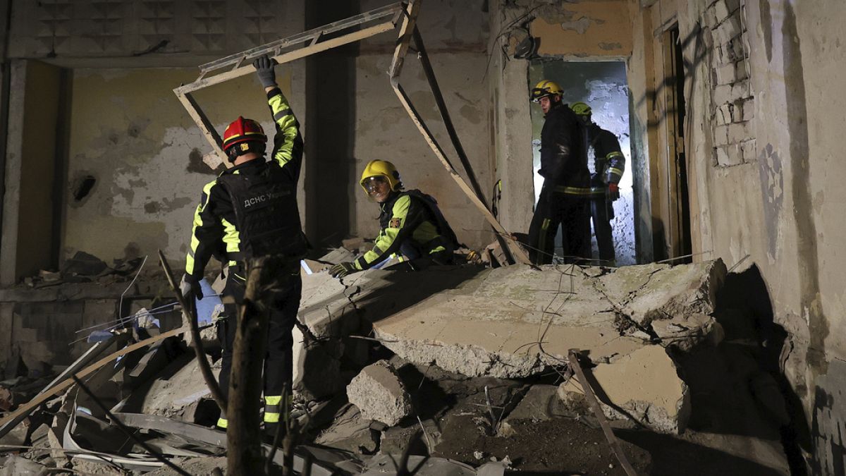 Sechs Personen bei russischem Beschuss eines Volkmarktes in Cherson, Ukraine, getötet