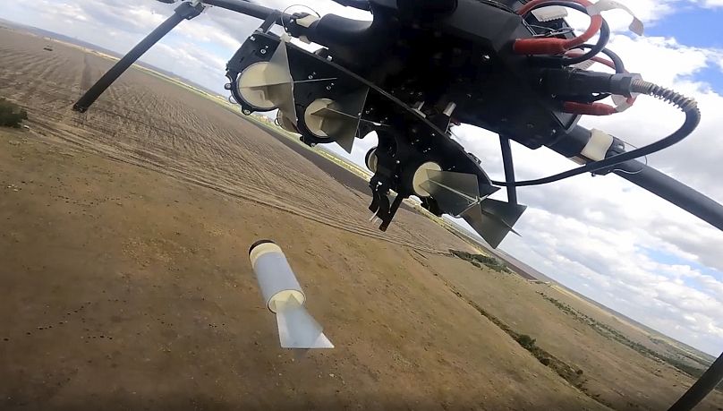 Sur cette photo tirée d'une vidéo publiée par le ministère russe de la Défense le mardi 24 septembre 2024, un drone russe largue un explosif dans la région de Donetsk.