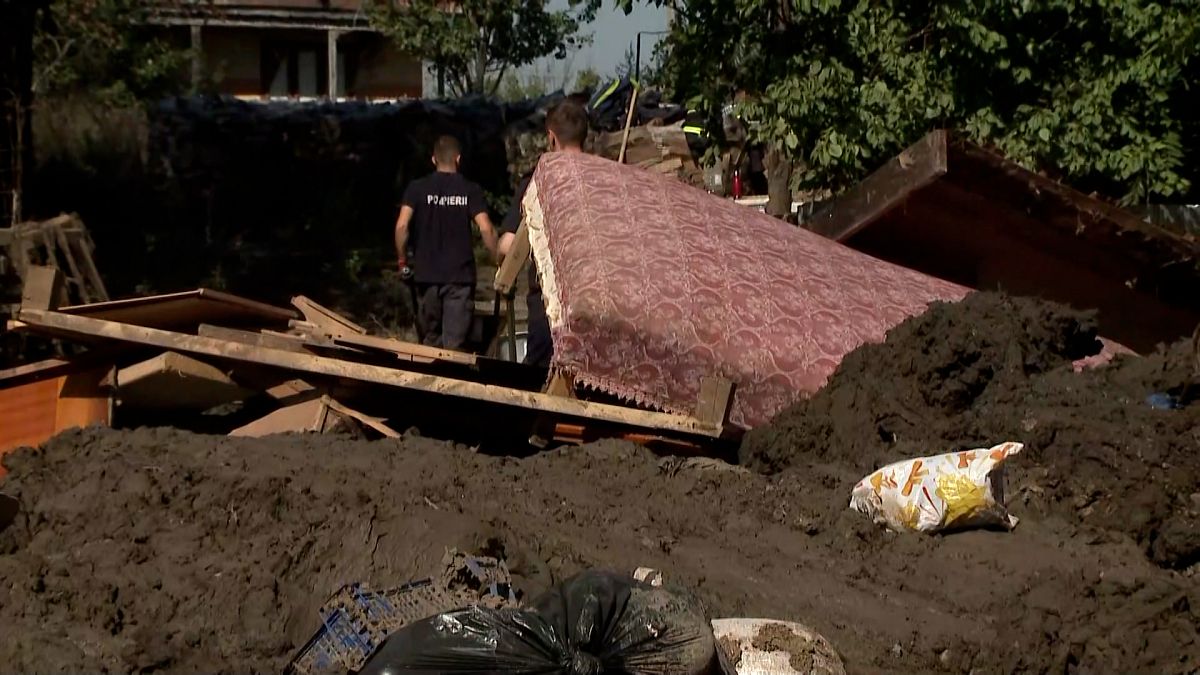 Volunteers and authorities unite to clean up flood-stricken Romania