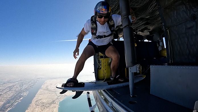 Sebastian Alvarez entre dans l'histoire en faisant du skysurf à Abu Dhabi