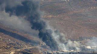 Fiamme e fumo si alzano da un attacco aereo israeliano nella valle di Khiam, sud del Libano 