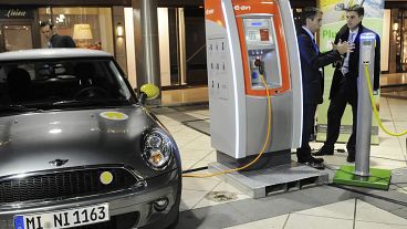 Некоторые электромобили выставлены в отеле в Брюсселе (файл) Некоторые электромобили выставлены в отеле в Брюсселе (файл)