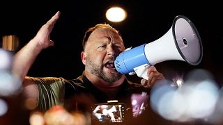 Infowars sunucusu ve komplo teorisyeni Alex Jones Phoenix, Arizona'da Trump destekçilerini topluyor.