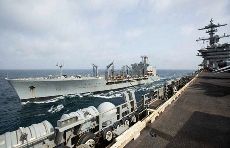 السفينة ”بيغ هورن“ تبحر جنبًا إلى جنب مع حاملة الطائرات "أبراهام لينكن" في 11 سبتمبر 2024.