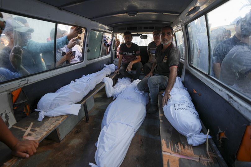 مشيعون ينقلون جثث أقاربهم الذين قتلوا في القصف الإسرائيلي على قطاع غزة خلال جنازتهم في دير البلح بغزة 23 سبتمبر/أيلول 2024