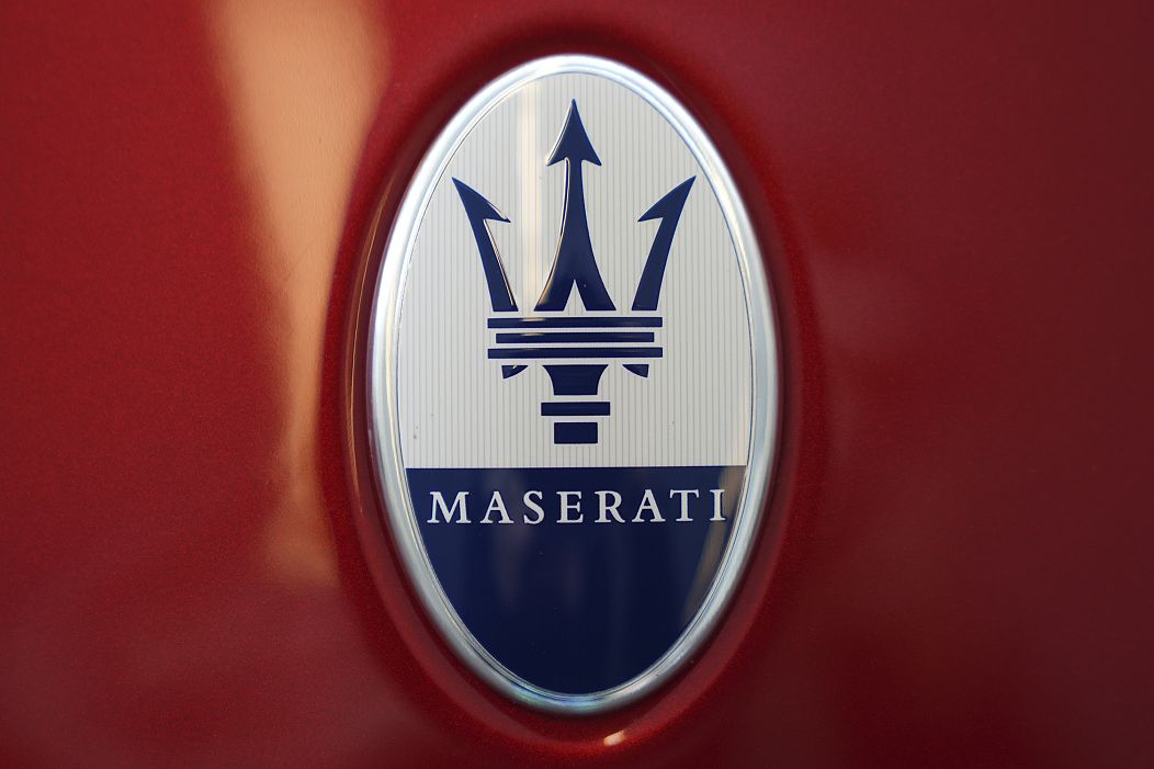 Logo Maserati sur une Quattroporte Modena Q4 de 2022 exposée au Pittsburgh International Auto Show à Pittsburgh, le 15 février 2024.