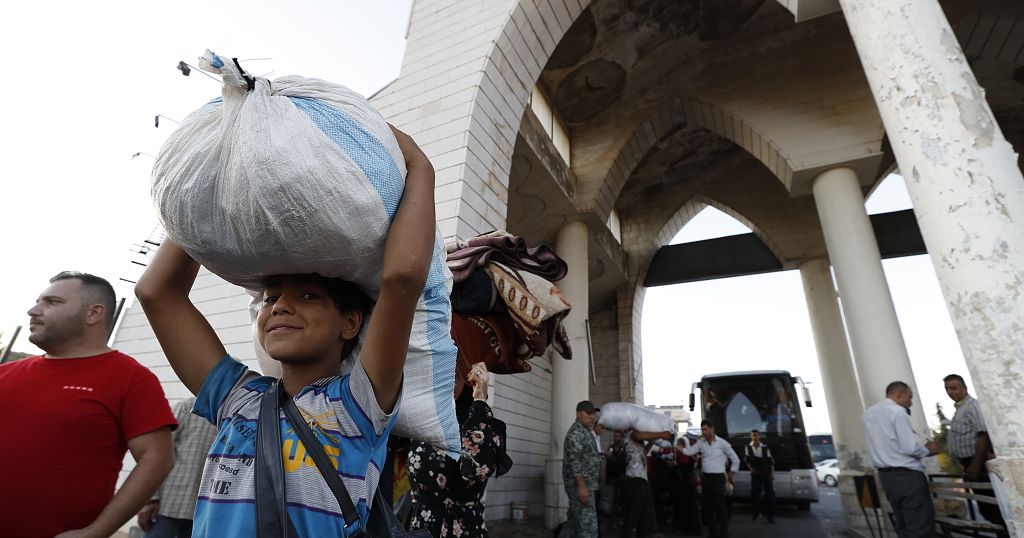 Thousands of families flee Lebanon, pour into Syria