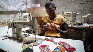 Kenya : des handicapées fabriquent des serviettes hygiéniques réutilisables