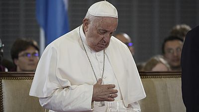 Papa Francesco assiste alla cerimonia di benvenuto al suo arrivo all'aeroporto internazionale di Findel in Lussemburgo, giovedì 26 settembre 2024.
