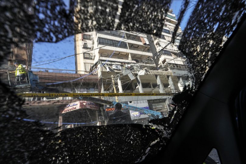 O edifício danificado no local de um ataque aéreo israelita, visto da janela estilhaçada de um carro, no subúrbio sul de Beirute, quinta-feira, 26 de setembro de 2024.