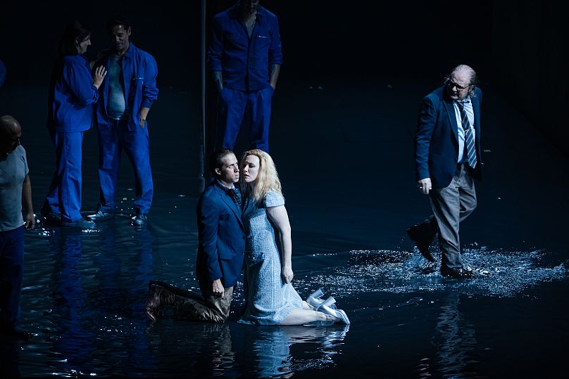 El reparto de 'Lady Macbeth de Mtsensk' actúa en un escenario empapado de agua en el Gran Teatro del Liceo.