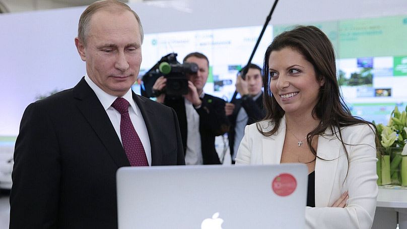 Putyin elnök és Margarita Szimonjan a 2023-as szentpétervári informatikai kiaállításon