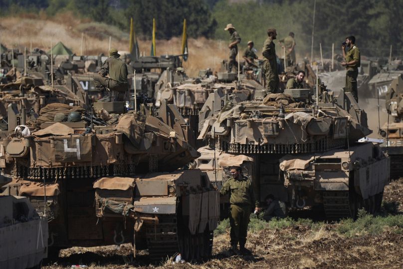 Des soldats israéliens travaillent sur des chars dans le nord d'Israël le vendredi 27 septembre 2024. 