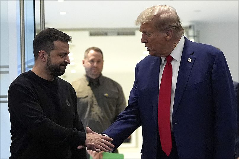 O ex-Presidente Donald Trump, candidato à presidência republicana, reúne-se com o Presidente da Ucrânia, Volodymyr Zelenskyy, na Trump Tower, sexta-feira, 27 de setembro de 20