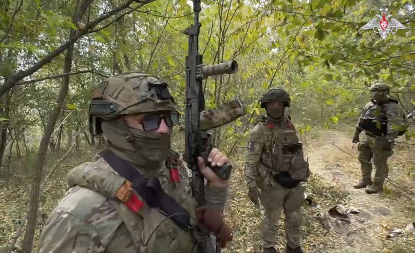 Soldados rusos patrullan un sendero en la zona fronteriza entre Rusia y Ucrania en la región de Kursk, el 23 de septiembre de 2024.