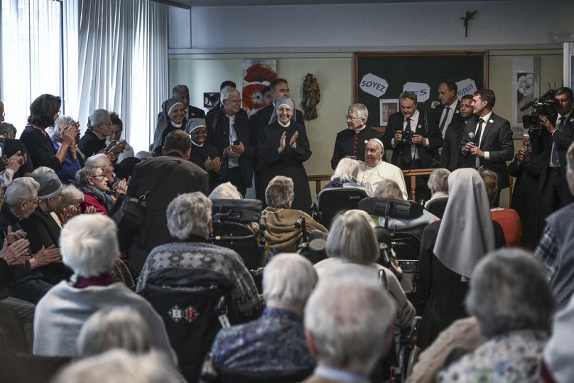 Papa Francesco visita la Casa per anziani Saint-Joseph a Bruxelles durante il suo viaggio di quattro giorni in Lussemburgo e Belgio, 27 settembre 2024