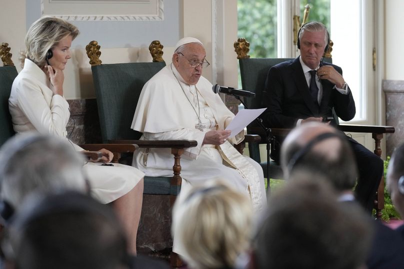 Papa Francesco, con il re Filippo e la regina Matilde, parla durante un incontro con le autorità e la società civile nel Castello di Laeken, a Bruxelles, 27 settembre 2024