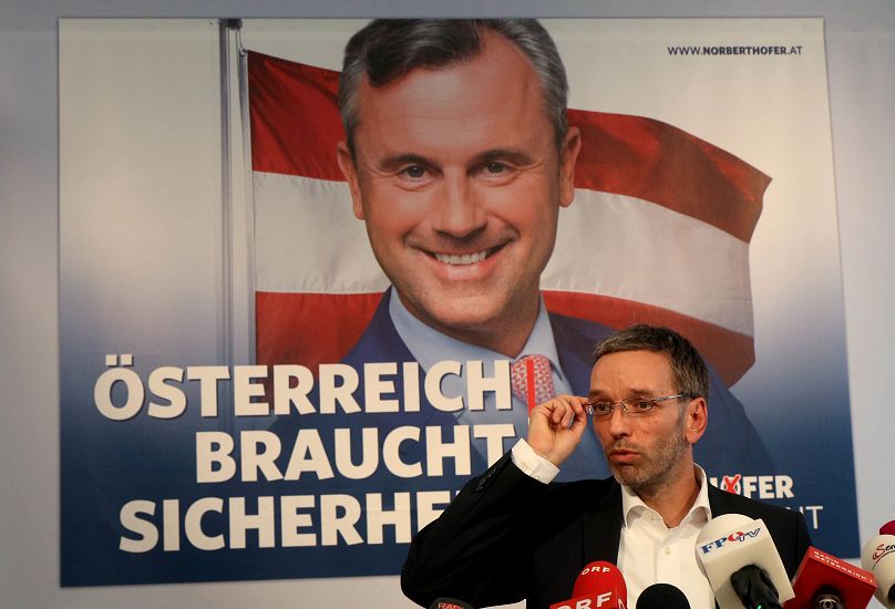 Herbert Kickl, dirigeant du Parti de la liberté (FPÖ), montre les affiches électorales de Norbert Hofer, candidat du FPÖ à la présidentielle, à Vienne, mercredi 24 août 2016