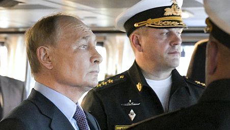 الرئيس الروسي فلاديمير بوتين، إلى اليمين، وقائد الأسطول الروسي في المحيط الهادئ الأدميرال فيكتور ليينا يزوران الطراد ”ريزكي“ في القاعدة البحرية في فلاديفوستوك