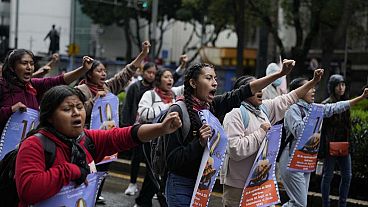 شباب يشاركون في مظاهرة بمناسبة مرور 10 سنوات على اختفاء 43 طالبًا من كلية أيوتزينابا الريفية للمعلمين، في مكسيكو سيتي، الخميس 26 سبتمبر/أيلول 2024. (AP Photo/Eduardo Verdugo)