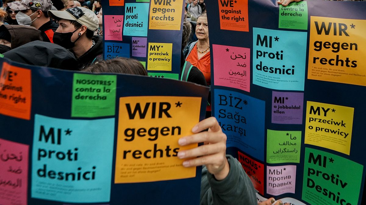 Österreich folgt Ungarn und der Tschechischen Republik.. Parlamentswahlen am Sonntag und Erwartungen eines Siegs der rechtspopulistischen Bewegung