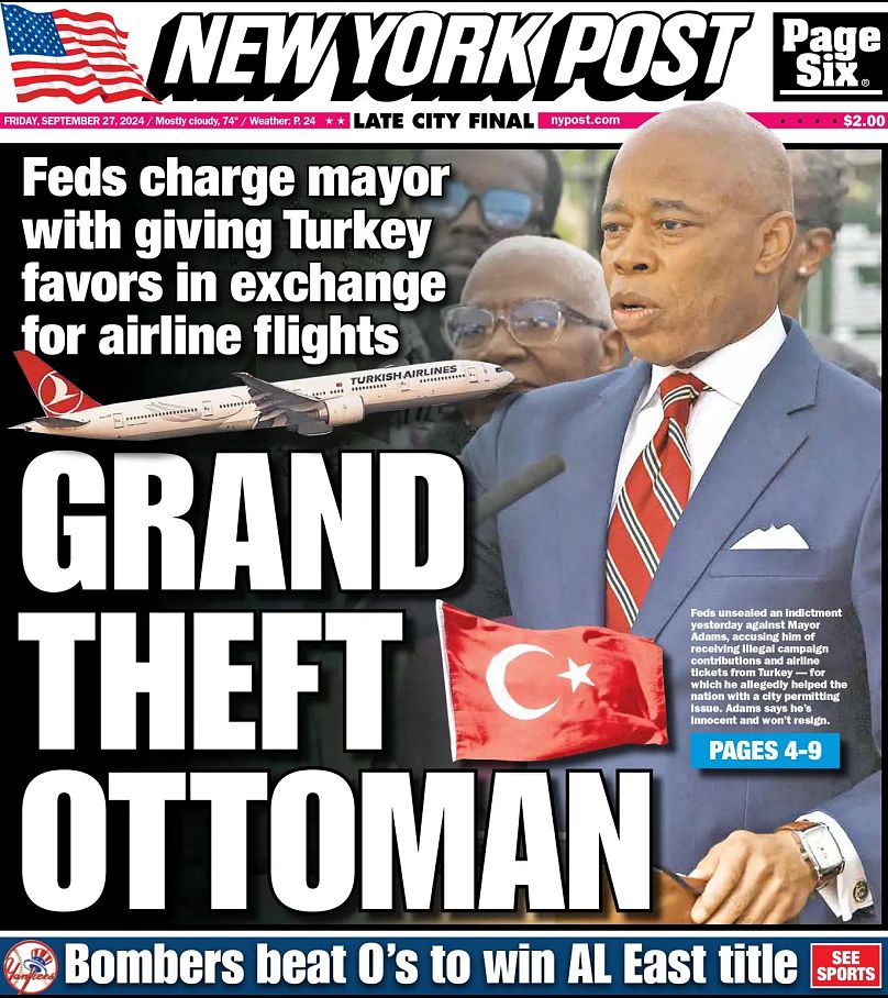 Fotoğrafta, New York Post gazetesinin Belediye Başkanı Eric Adams'a yöneltilen suçlamalarla ilgili manşeti görülüyor, 27 Eylül 2024