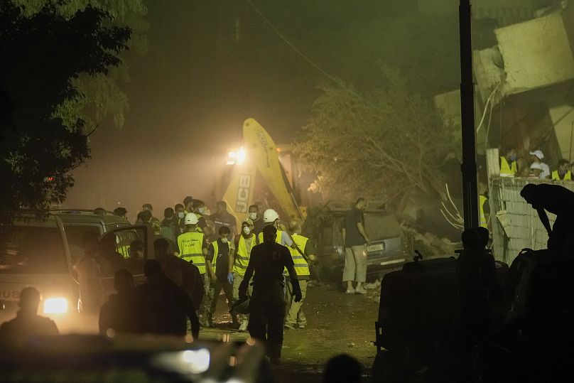 Des sauveteurs arrivent sur le site d'une frappe aérienne israélienne dans la banlieue sud de Beyrouth, le 27 septembre 2024.