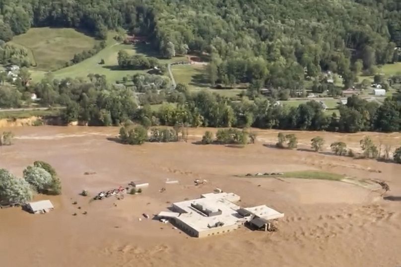 Hélicoptère de sauvetage sur le toit de l'hôpital du comté de Unicoi à Erwin, Tennessee, 27 septembre 2024