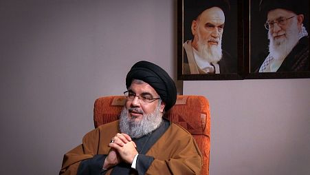 نصرالله در کنر تصاویری از خامنه‌ای و خمینی، رهبران انقلاب اسلامی در ایران