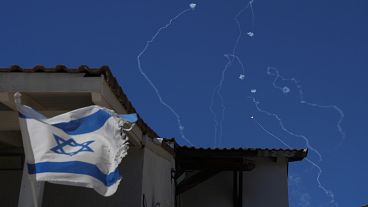 Il sistema di difesa aerea israeliano Iron Dome spara per intercettare i razzi lanciati dal Libano, visto da Safed, nel nord di Israele, sabato 28 settembre 2024.