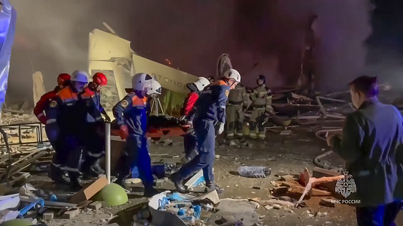 Nach einer Explosion an einer Tankstelle in einem Vorort der dagestanischen Hauptstadt Machatschkala bergen russische Rettungskräfte einen Verletzten, 28. September 2024