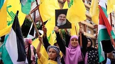 Hizbullah destekçileri Beyrut'ta Hasan Nasrallah'ın fotoğraflarını taşırken görüntüleniyor