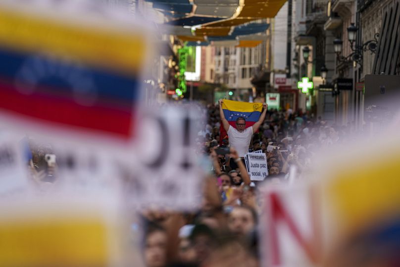 Venezolanos protestan por la democracia en su país en la Puerta del Sol de Madrid el 17 de agosto de 2024.