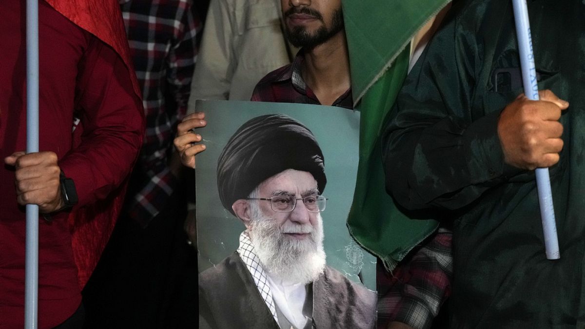 Elbújtatták Irán legfőbb vallási vezetőjét a Hezbollah vezérének meggyilkolása után