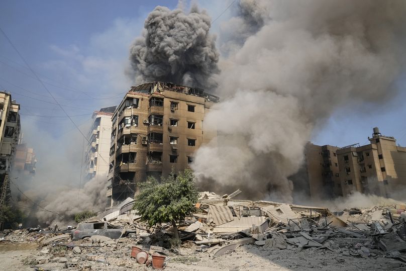 La fumée s'élève après des frappes aériennes israéliennes dans la banlieue sud de Beyrouth, 28 septembre 2024.