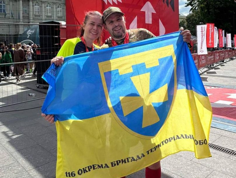 Dmytro y su esposa en el maratón de Nova Post.