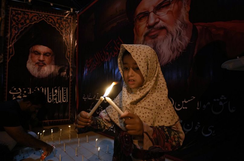 مسلمون يضيئون الشموع خلال مظاهرة منددة باغتيال الأمين العام لحزب الله حسن نصر الله، في كراتشي، باكستان، السبت 28 سبتمبر 2024. 