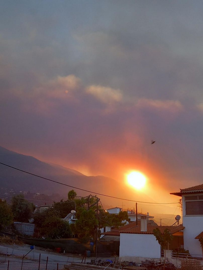 Σε εξέλιξη η πυρκαγιά έως αργά το απόγευμα της Κυριακής