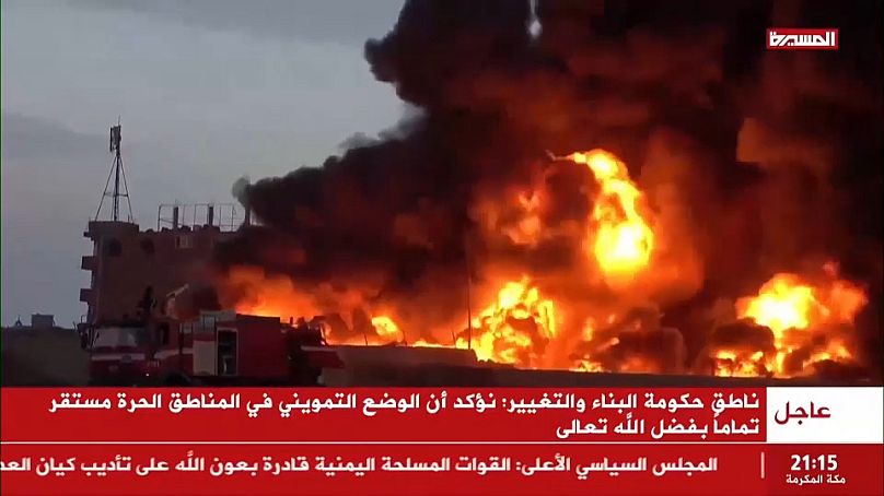 Canal de televisão Houthi, Al Masirah, mostra bombeiros a combaterem enorme incêndio em Hodeidah, a 29 de setembro de 2024