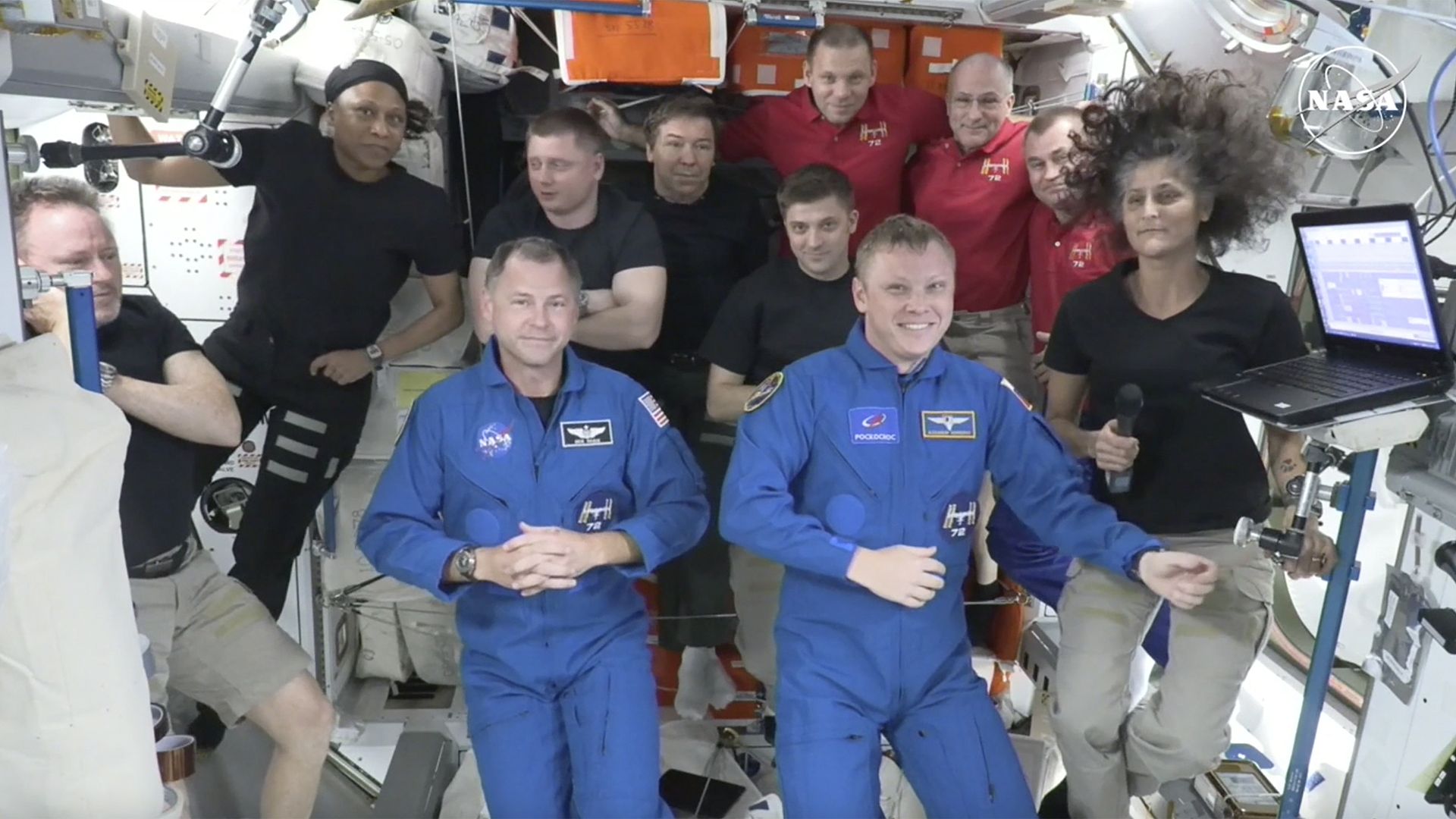 Le vaisseau de spacex amarr l iss pour secourir des astronautes