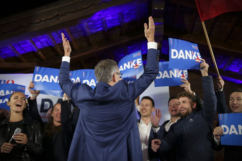 O líder do Partido da Liberdade da Áustria, Herbert Kickl, celebra  com os apoiantes em Viena