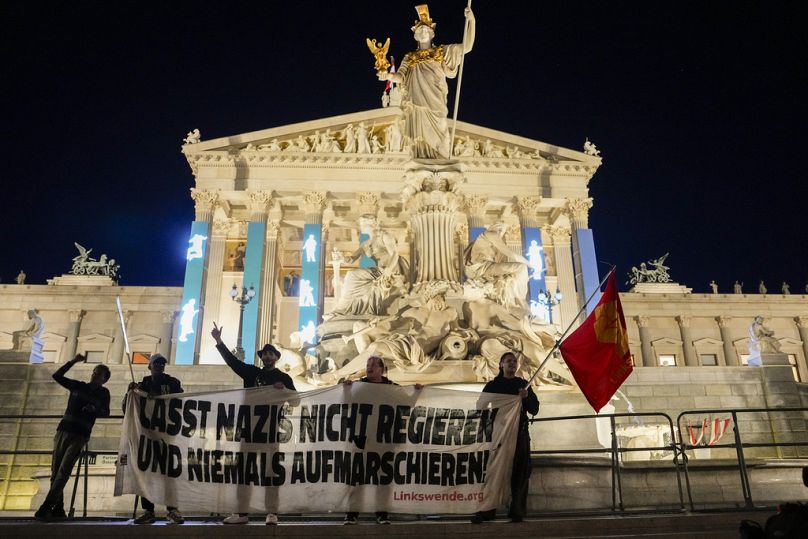 Des manifestants tiennent une banderole « Ne laissez pas les nazis gouverner et ne les laissez jamais marcher » le 29 sept. 2024