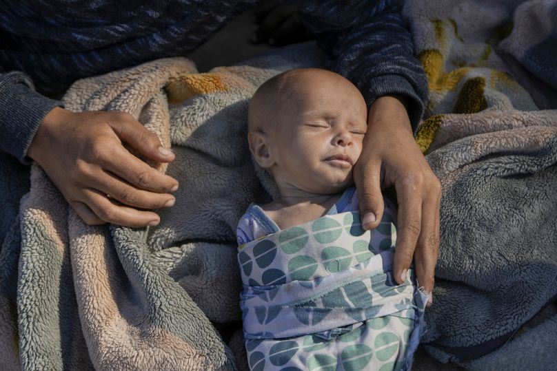 Una mujer cuida de su hija recién nacida, Fátima, en la plaza de los Mártires de Beirut tras huir de los ataques aéreos israelíes en los suburbios del sur de Dahiyeh, domingo 