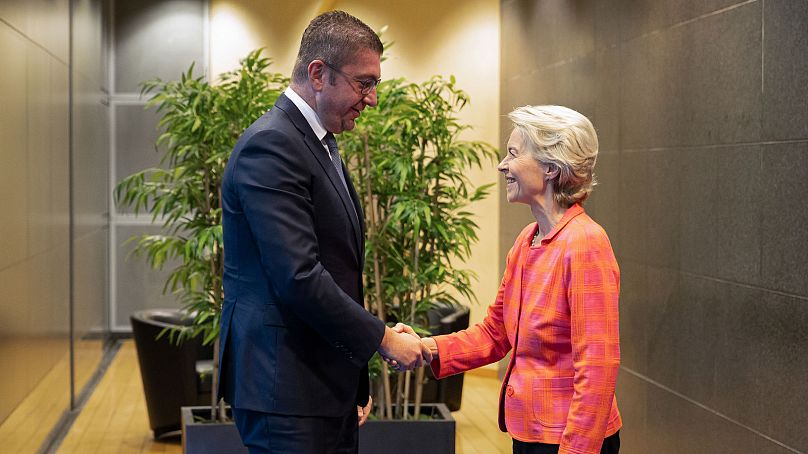 Aperto de mão entre Hristijan Mickoski, à esquerda, e a presidente da Comissão Europeia, Ursula von der Leyen