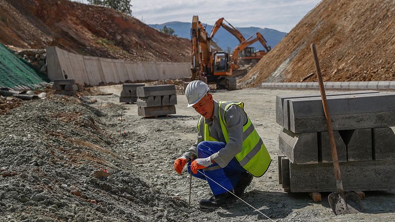 Um trabalhador da construção civil na ligação do Corredor oito na Macedónia do Norte